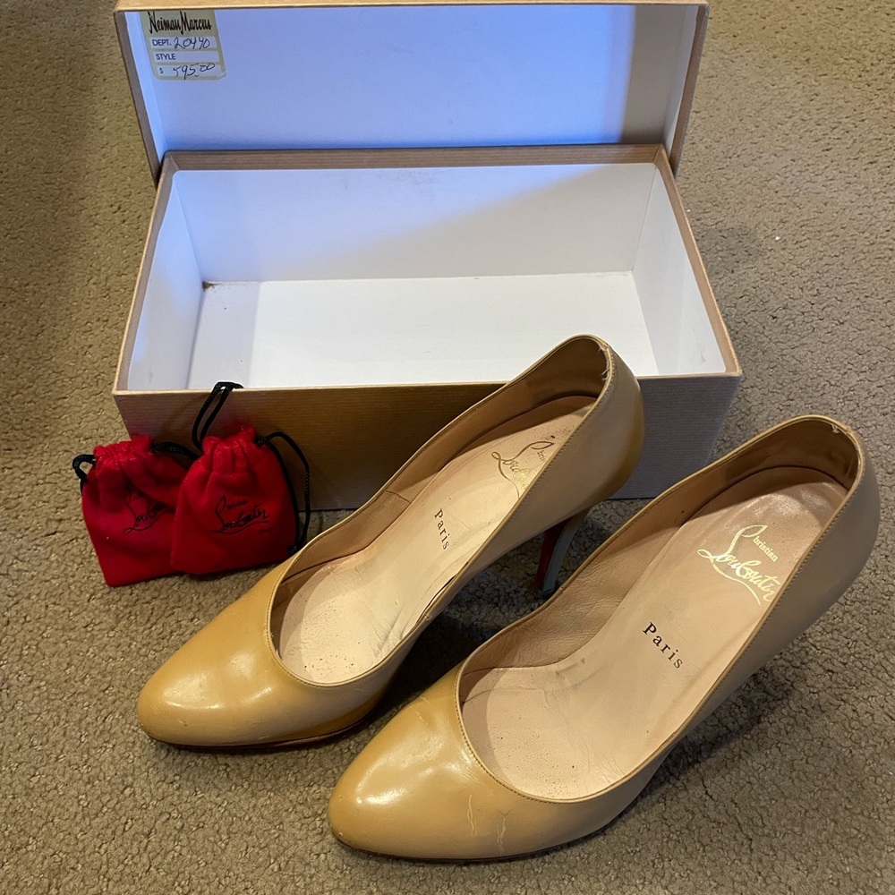 Christian Louboutin décolleté pump
